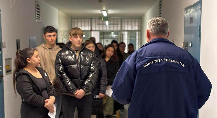 Végzős középiskolások rács mögött – a kábítószerkereső kutyát is bevetették Tiszalökön
