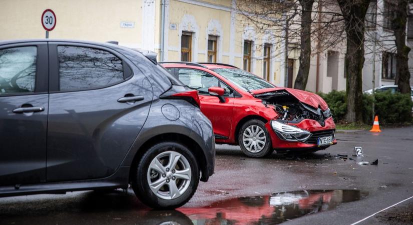 Baleset a Füredi csomópontban, egy embert elvitt a mentő