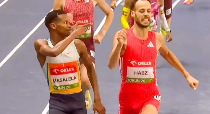 Jó mókának gondolta a győztes futó, hogy a célvonalon fejlövést imitál, kizárták miatta