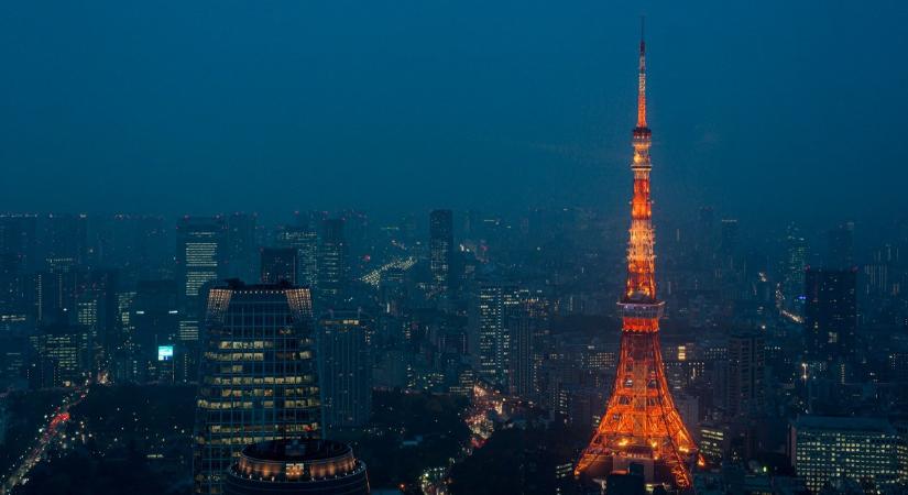 Húsz ember órákra Tokió legmagasabb adótornyának liftjében rekedt – videó