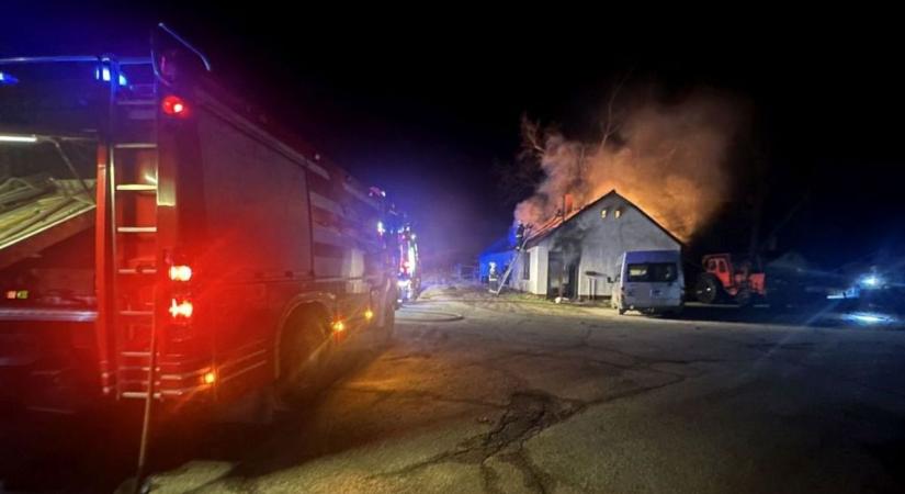 Így oltották a lángokat a süttői háztűznél helyszíni fotók