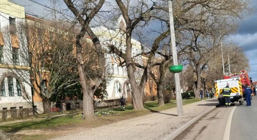 Kiürítettek egy borsodi gimnáziumot, több mint húsz gyerek került kórházba