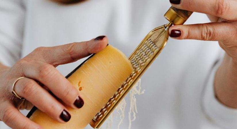 Isteni ropogtatni való – Bernáth József sajtos tallérja hetekig eláll