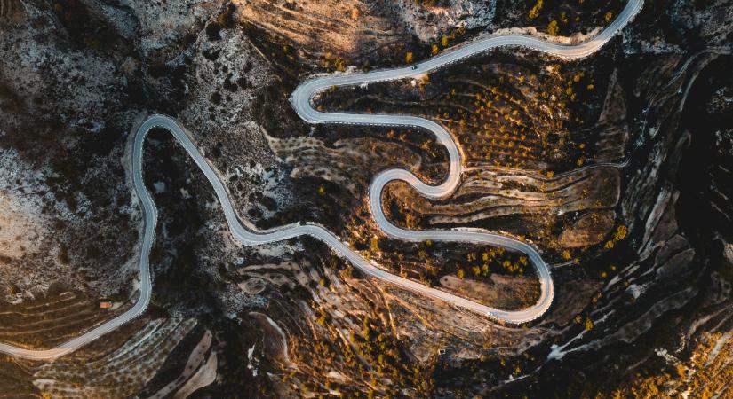 Rettenetes zuhanás a szakadékba, de sok a túlélő utas