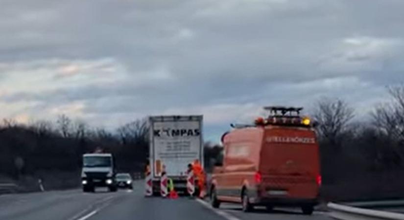 Lerobbant kamion nehezíti a forgalmat a 8-as főúton Herend előtt (videó)
