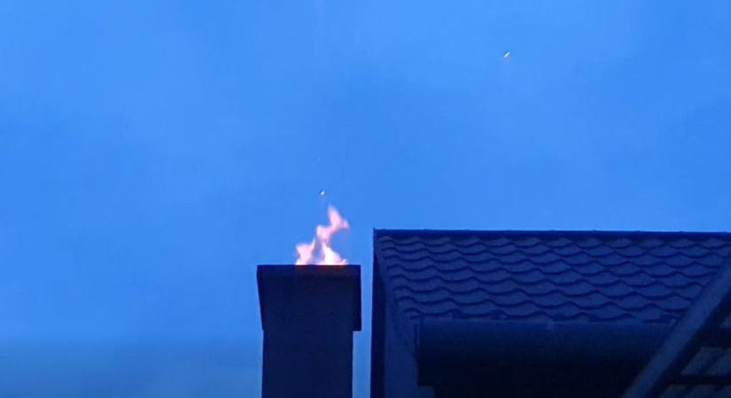 Füst és izzó kátrány riadalmat okozott egy bakonyszentkirályi háznál (videó)
