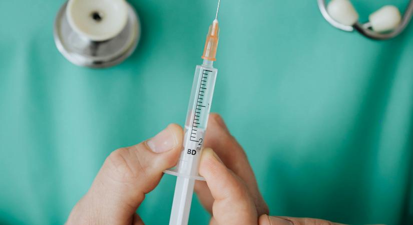 Egészségügyi miniszter: riasztó mértékű az oltásokról terjedő orvosi dezinformáció