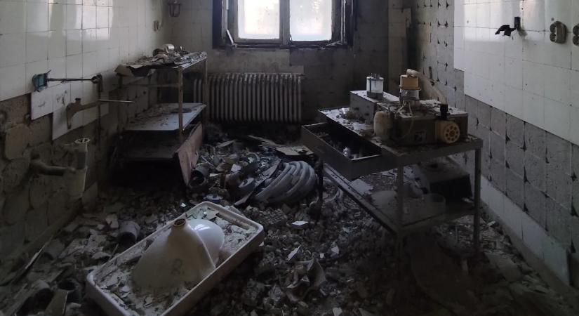 Egy horrorisztikus hangulatú kórház, ahol mindent otthagytak – Galéria