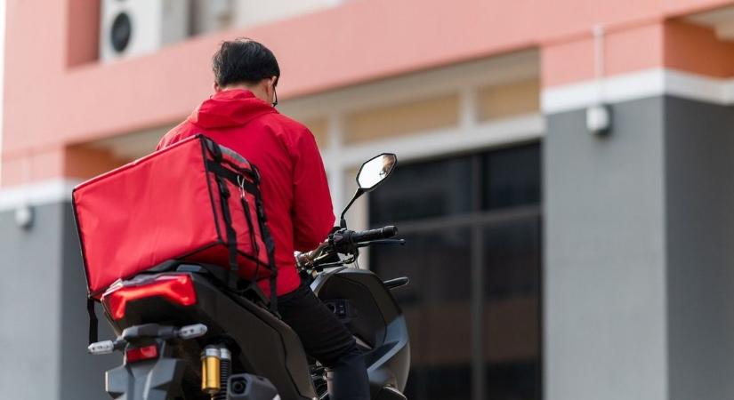 Razziák az ételfutároknál: kemény „rendrakás” jön, már repült a 200 milliós bírság