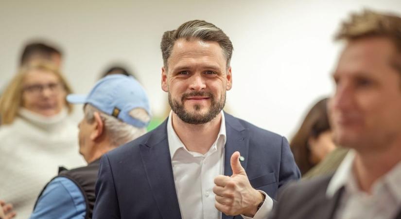 Itt a bizonyíték: magyar kollégái helyett a globalista vezetés oldalára állt a Tisza győri jelöltje (VIDEÓ)