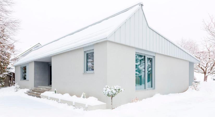 Kortárs családi ház egyedi tetőkoncepcióval