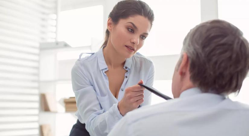 Ez a 4 mondat leplezi le: bejössz a főnöködnek