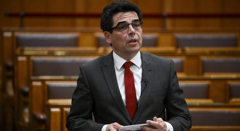 „Nézzen a szemembe, nézzen a szemembe!” – pattanásig feszült a helyzet a parlament nyitóülésén