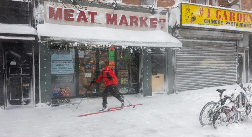 Bombaciklon: leállították a járműközlekedést New Yorkban az elképesztő havazás miatt – videók