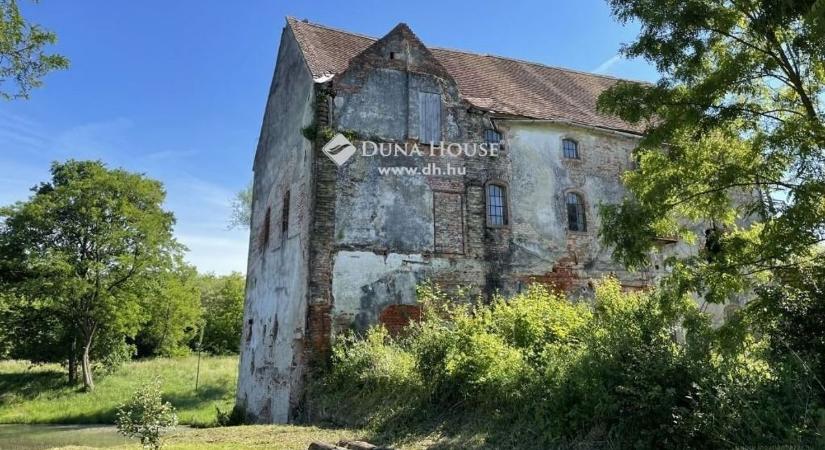 Régi malom és logisztikai központ: különleges eladó ingatlanok nyomába eredtünk Vasban!