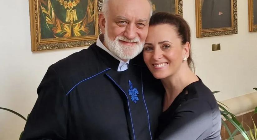 Fact-check: Tényleg áltudományos humbugokkal népszerűsített étrend-kiegészítőket árul Csézy férje?