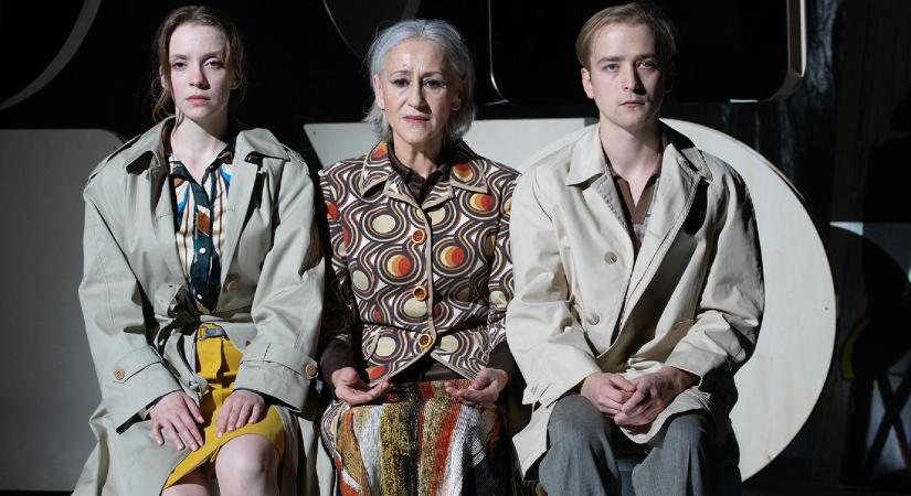 Különös fénytörésben látszik egy abszurd alkotmány országában Almodóvar ikonikus filmjének színpadi adaptációja