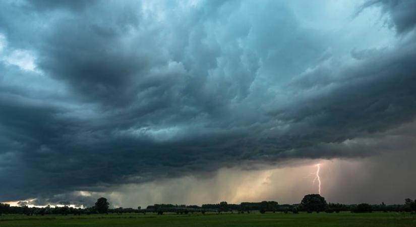 Jégeső csap le az országra, erre a 6 vármegyére adtak ki figyelmeztetést