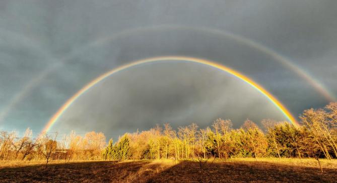 Jégesőt és szivárványokat hoztak záporok