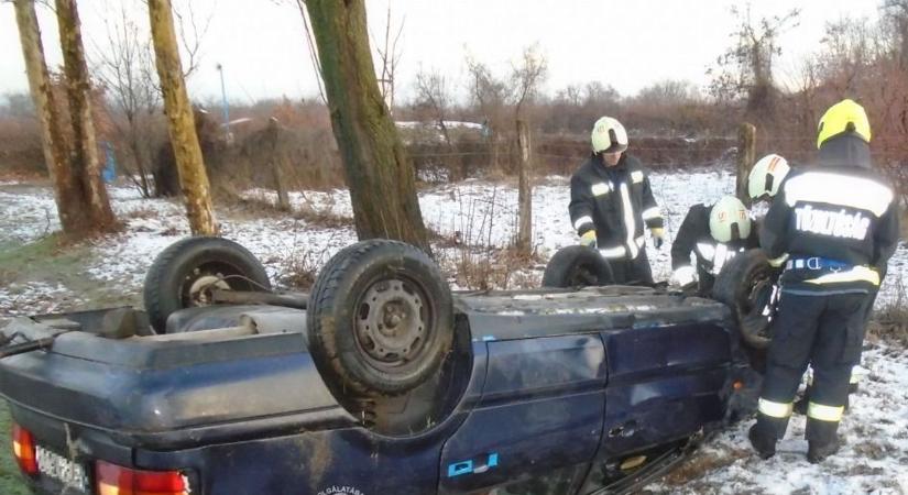 Letért az útról és táblákat döntött ki egy autós Pécsen: kórházba szállították a sofőrt