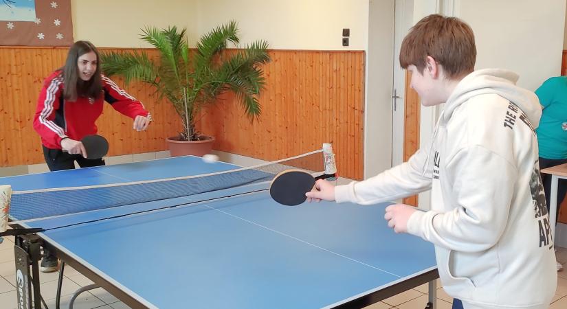 Paralimpikonnal ünnepelték a parasport napját a Kozmutza iskolában