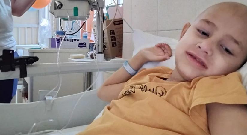 Legyőzte a daganatot Brájen: a kerekesszékes kisfiút egy titokkal védi a családja