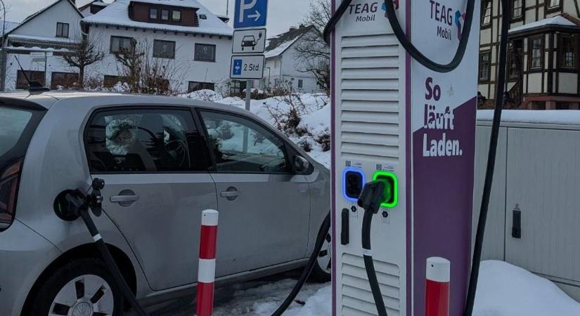 Visszaáll a benzines és a dízeles járművekre a Magyarországon is jelenlévő német autóipari óriás: nem fogynak az elektromos járművek – tömegével rúgja ki a dolgozókat