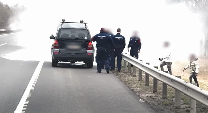 Egy lángoló autó buktatta le az utast az M3-ason