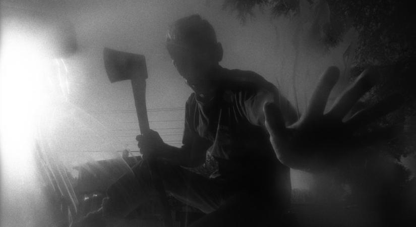 Fejszével a kezében belopózott a nőhöz, hogy randira hívja