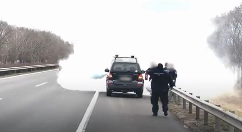 Nem akárki ült az M3-ason elfüstölt kocsiban, erre már csak egy kávét kértek a rendőrök – videóval