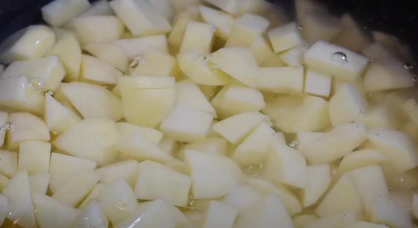 Nagyanyáink elfeledett trükkje: erre képes a krumpli főzővize – A tested és a háztartásod is hálás lesz érte.