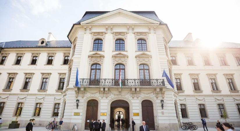 Megmentik az enyészettől, kollégium lesz az ismert egri épület, egy másikba pedig az egyetem művészeti kara költözik