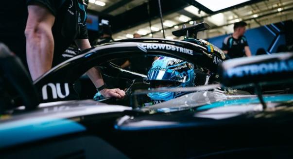 Russell élvezi és favorit lehet – hétfői F1-es hírek