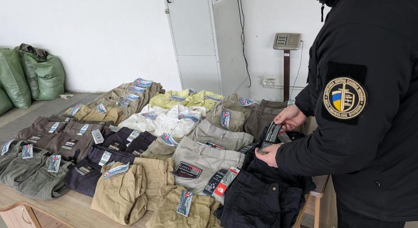 Az ungvári határátkelőn 20 tonna second-hand áru között 2 millió hrivnya értékű új márkás ruházatot találtak