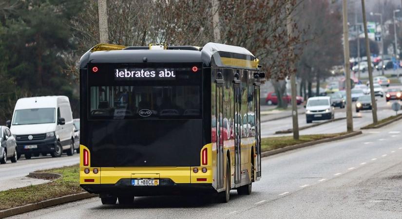 Mik ezek a furcsa új buszok Miskolcon? Ezért nem a szokásos gép gördül a megállóba – fotók