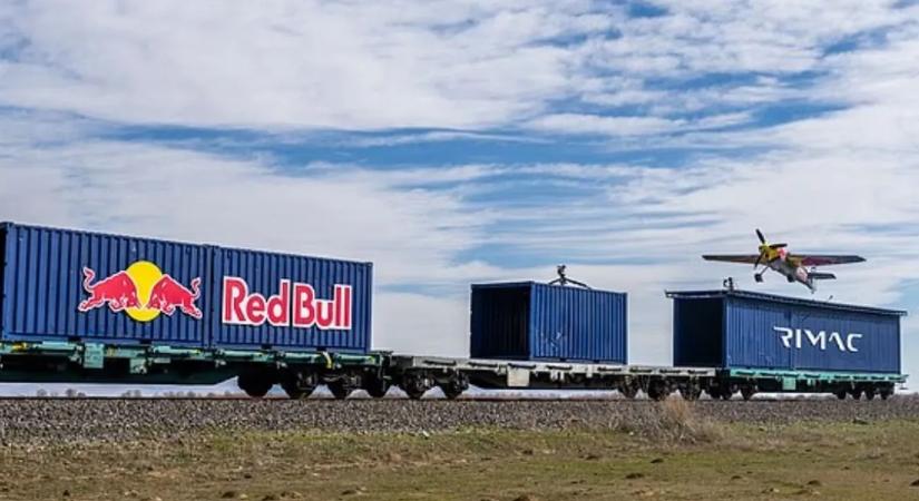 Vakmerő bravúr: 120 kilométer/órával száguldó vonat tetejére szállt le egy kisrepülő – videó