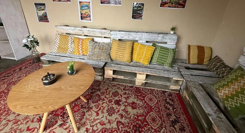 Nem hiszünk a szemünknek! Ez most buszmegálló vagy romkocsma?