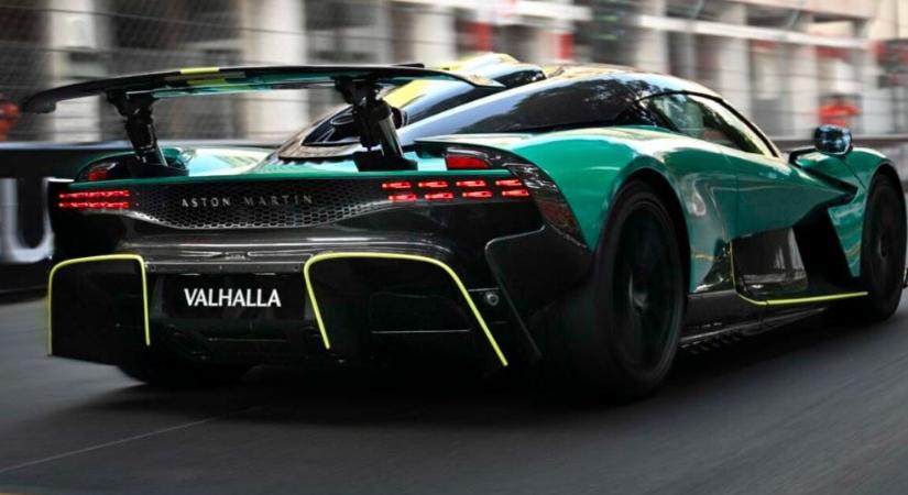 Még a kilincset is nehezen találta, annyira új Gordon Ramsey 400 millió forintos új hiperautója