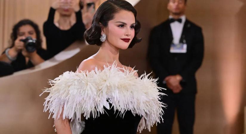 Selena Gomez rózsaszín fürdőruhában szexizett a luxusjachton – barátnőivel eresztette ki a gőzt Mexikóban