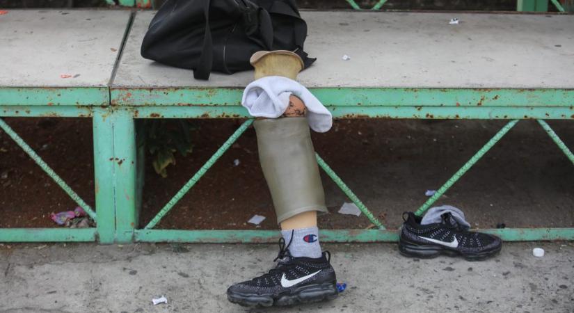 30-40 eldobott műlábat találtak vadászok egy bokor alatt