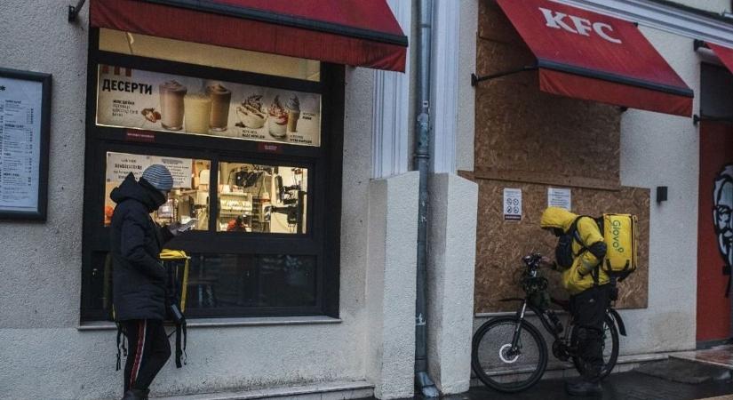 Egyre több az ételfutár Ukrajnában, csak ők mernek kimenni a támadások közepette – fillérekért visznek házhoz szinte bármit