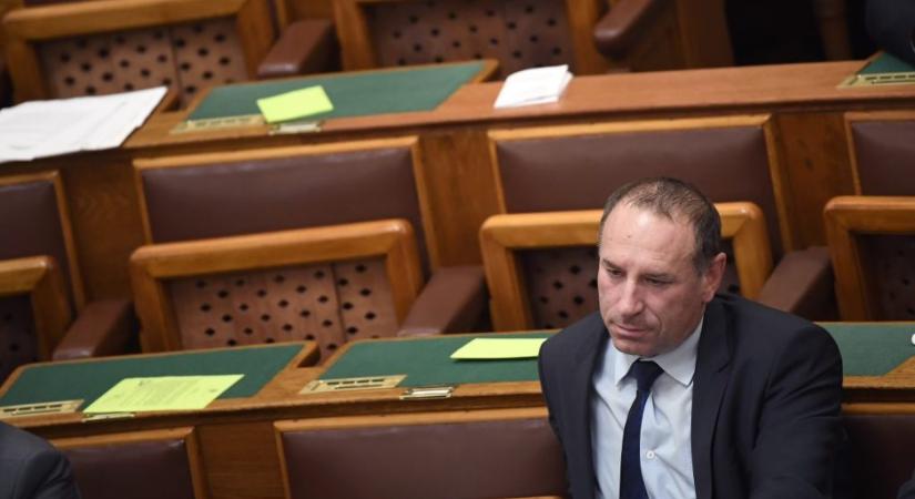 Boldog István hamis AI fotót tett közzé a Tisza aláírás-gyűjtéséről, de rajta felejtette a vízjelet