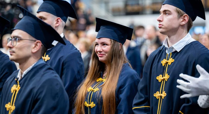 Újabb diplomaátadók a Széchenyi István Egyetemen: három kar több száz végzőse vehette át oklevelét