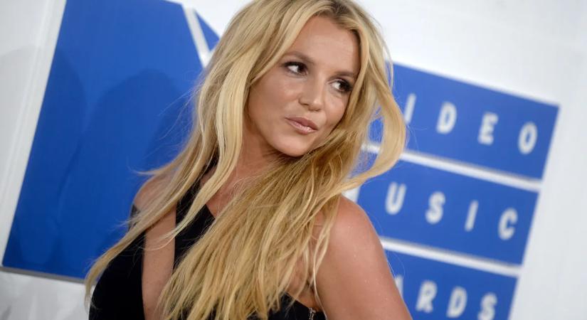 Britney Spears megint elszabadult: most szinte semmit sem takaró bikiniben táncol