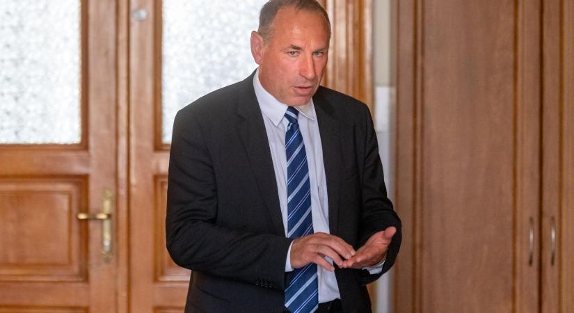 A fideszes Boldog István kiposztolt egy mesterséges intelligenciával generált képet, majd krumpliosztással vádolta meg Magyar Pétert