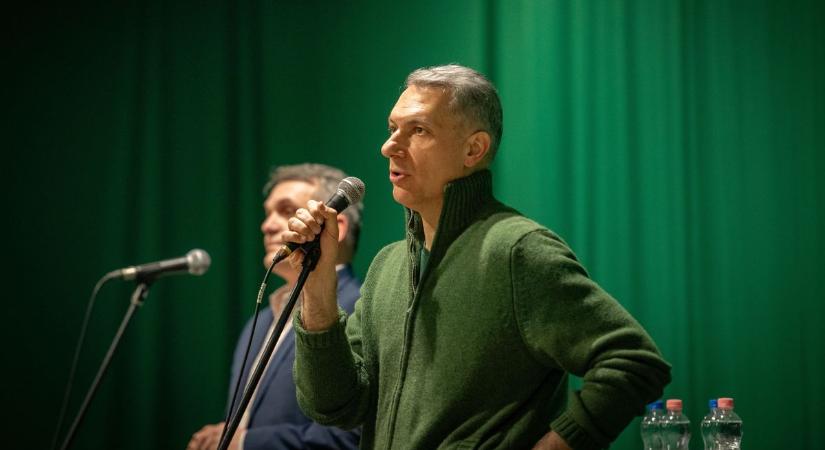 „Én csak azért jöttem, hogy beolvassak magának” – helyi képviselő állt bele Lázár Jánosba a böszörményi Lázárinfón