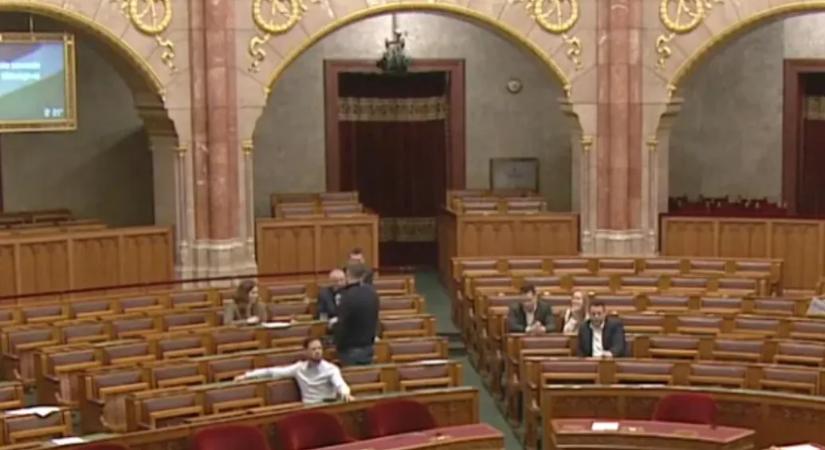 A fideszesek képviselők nem mentek el a Samsung-ügyben összehívott rendkívüli parlamenti ülésre