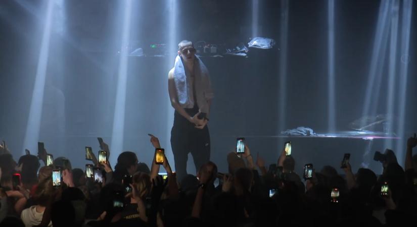 Boksszal vezeti le a feszültséget Pogány Induló – Európa-turnéján csíptük el