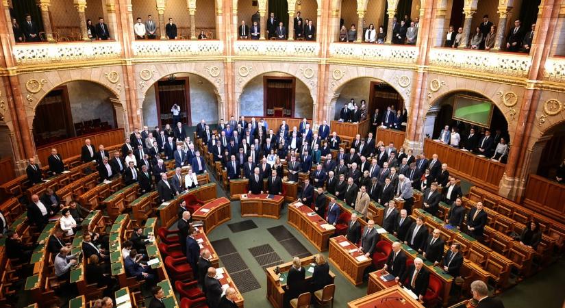 A kormánypártok nem mentek el, meghíúsult a Samsung-ügyben összehívott rendkívüli parlamenti ülés