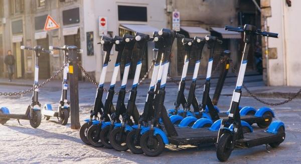 Betiltották az elektromos rollereket, újabb város mondta ki, hogy vége